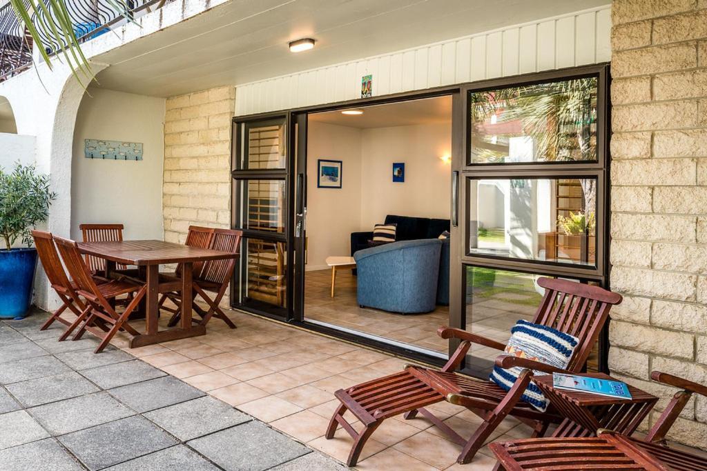 Onetangi Beach Apartments Ngoại thất bức ảnh