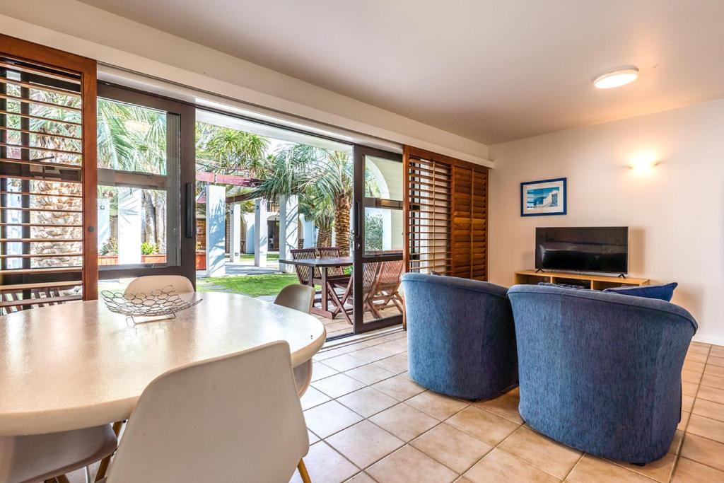 Onetangi Beach Apartments Ngoại thất bức ảnh