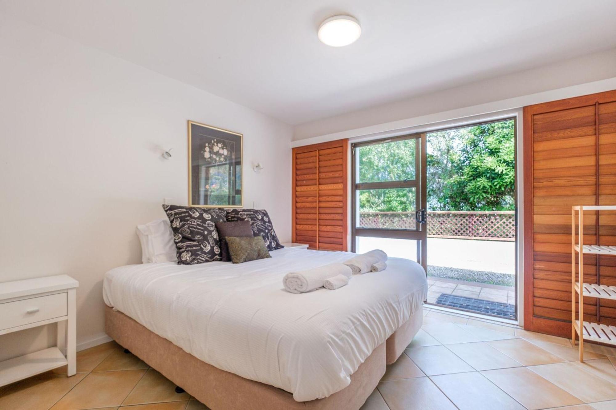 Onetangi Beach Apartments Ngoại thất bức ảnh